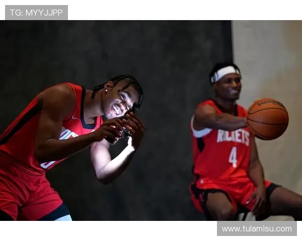 火箭媒体日与训练营正式开启全队亮相新赛季备战氛围浓厚 火箭媒体日与训练营正式开启全队亮相新赛季备战氛围浓厚