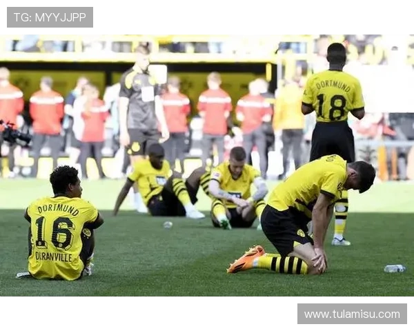 小贝林厄姆解围失误酿悲剧多特全队赛后安慰展现团结一心 小贝林厄姆解围失误酿悲剧多特全队赛后安慰展现团结一心