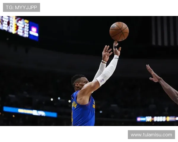 威少三分手感火热砍18分6板6助 两度罚球失准影响表现 威少三分手感火热砍18分6板6助 两度罚球失准影响表现