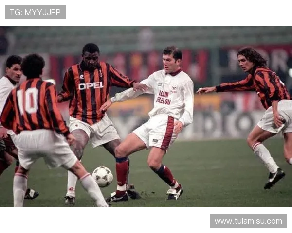 廷伯右路强势护球造犯规展现亨利般控球与对抗艺术 廷伯右路强势护球造犯规展现亨利般控球与对抗艺术